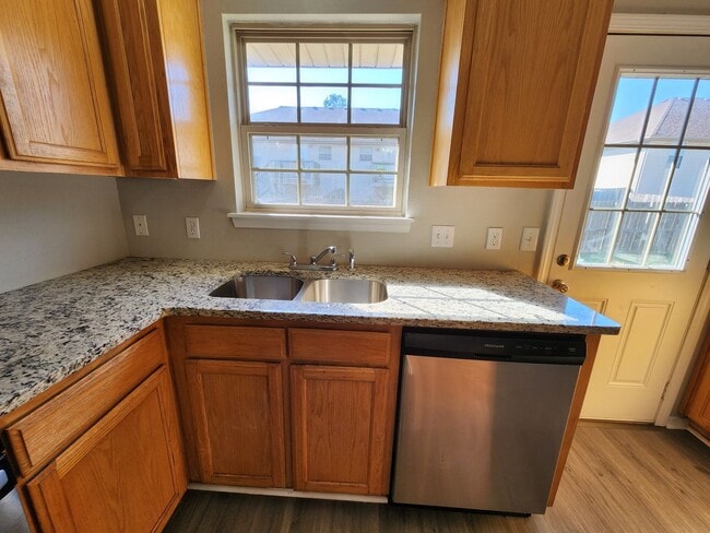 Building Photo - Spacious 3-Bedroom, 2-Bathroom Home AVAILABLE NOW!!