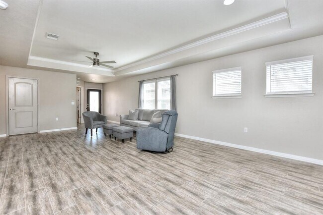 Building Photo - 220 Comal Ln