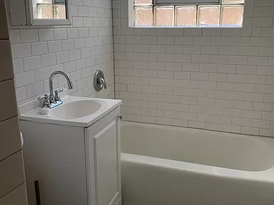 Building Photo - 5838 W Montrose Ave