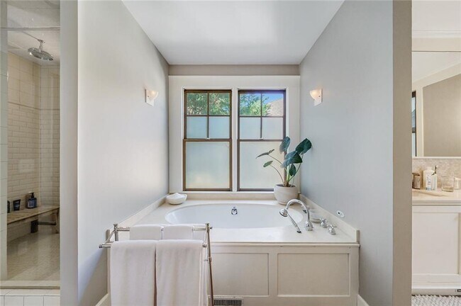 Building Photo - 868 Rosedale Rd NE