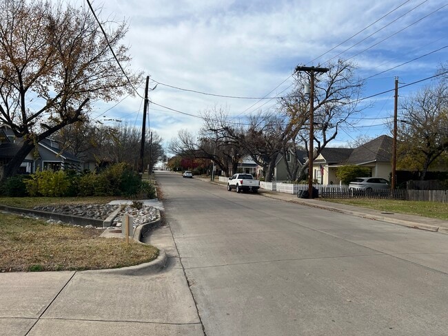 Building Photo - 422 E Worth St