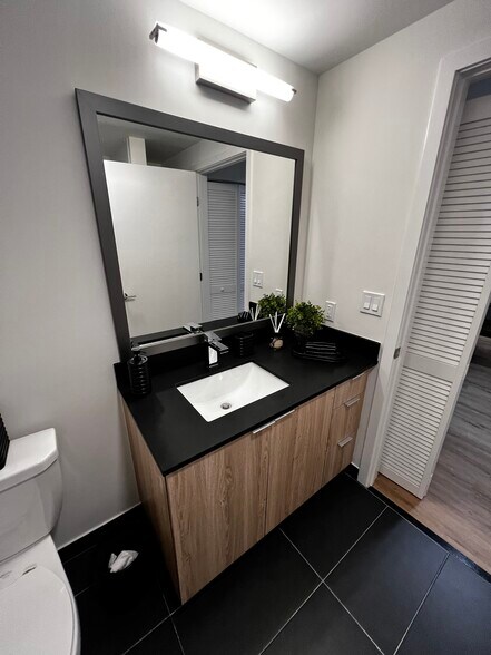 Building Photo - 911 E 26th St