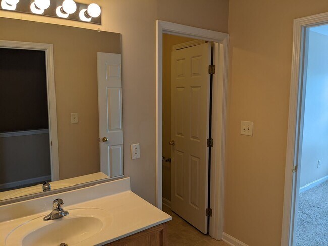 Building Photo - Townhome w/ Easy Access to I485/Shopping/R...