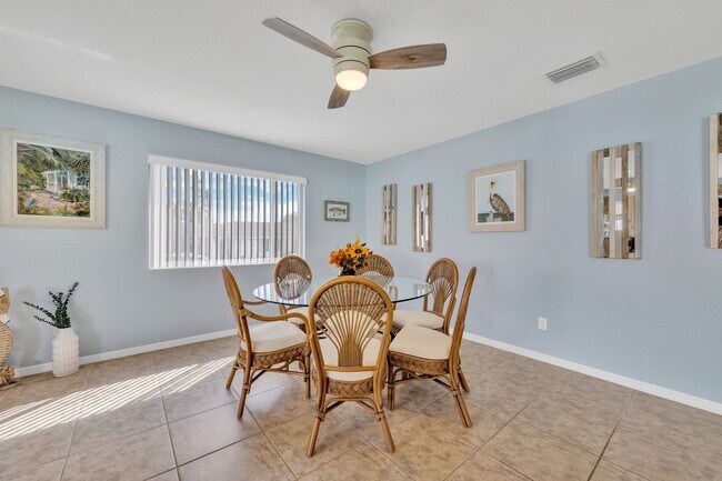 Building Photo - Annual furnished 2 bed/2 bath Villa in Sarasota close to Siesta Key!