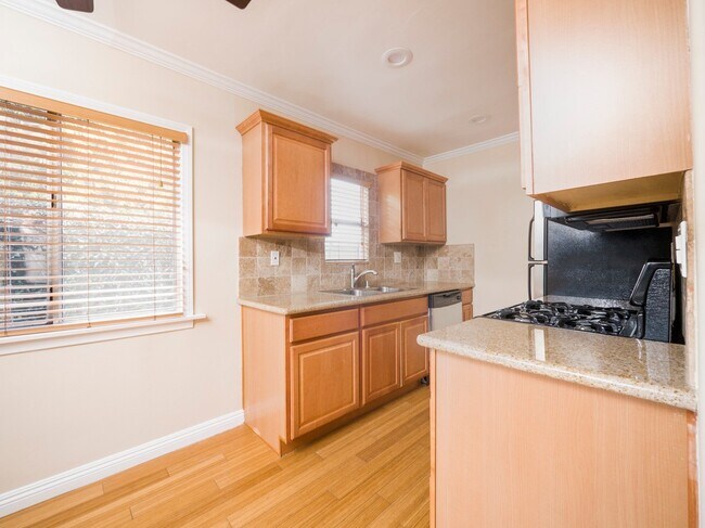 Interior Photo - 4718 Centinela Ave