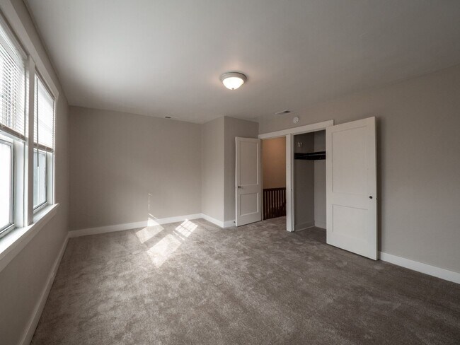 Building Photo - L323