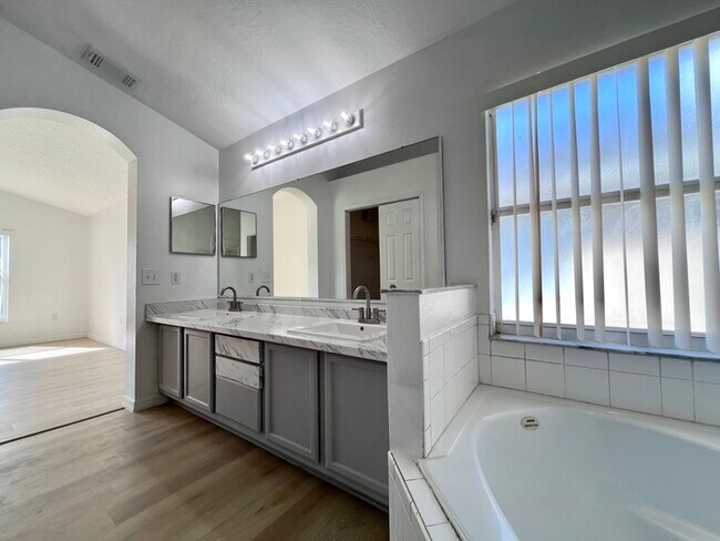 Building Photo - Beautifully Updated 3 bedroom 2 bath home ...