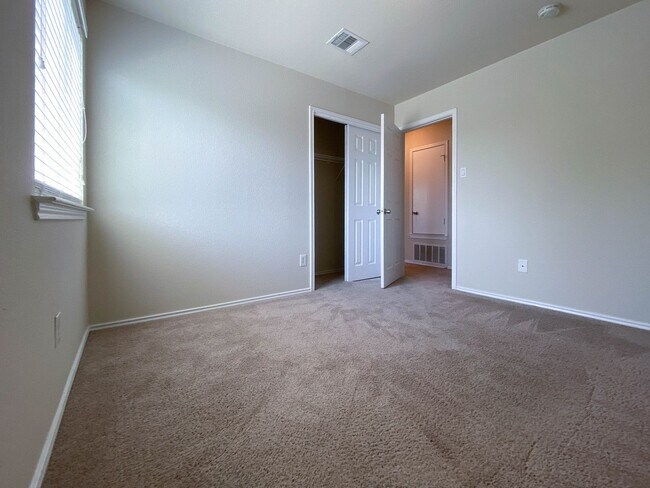 Building Photo - Spacious 4/BR 2.5/BA Two-Story Home with F...