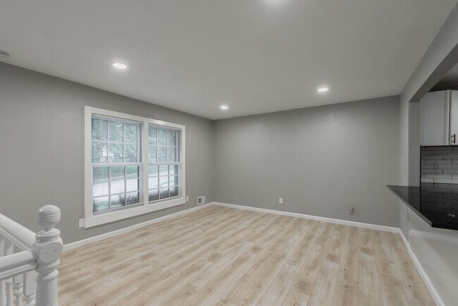 Building Photo - Spacious 4-Bed / 2-Bath Home – Half month ...