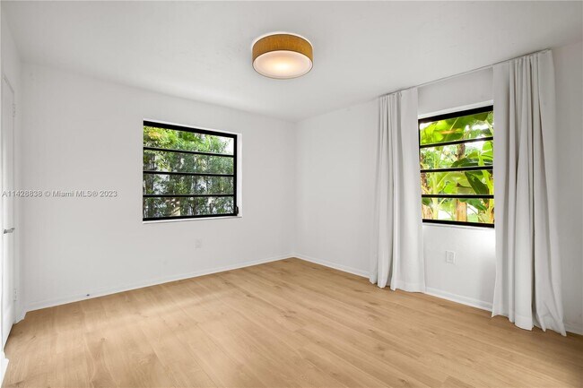 Building Photo - 2033 N Bay Rd