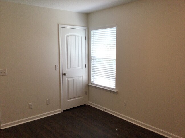 Building Photo - 202 Sterling Dr