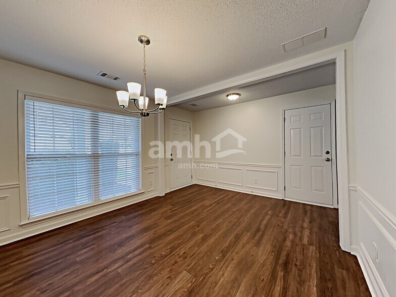Building Photo - 122 Wallnut Hall Cir