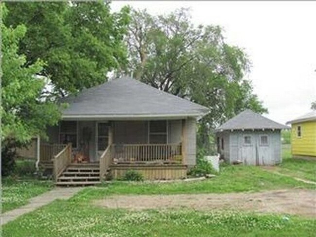 Building Photo - $895 - 3 bed 1 bath - Single Family Home