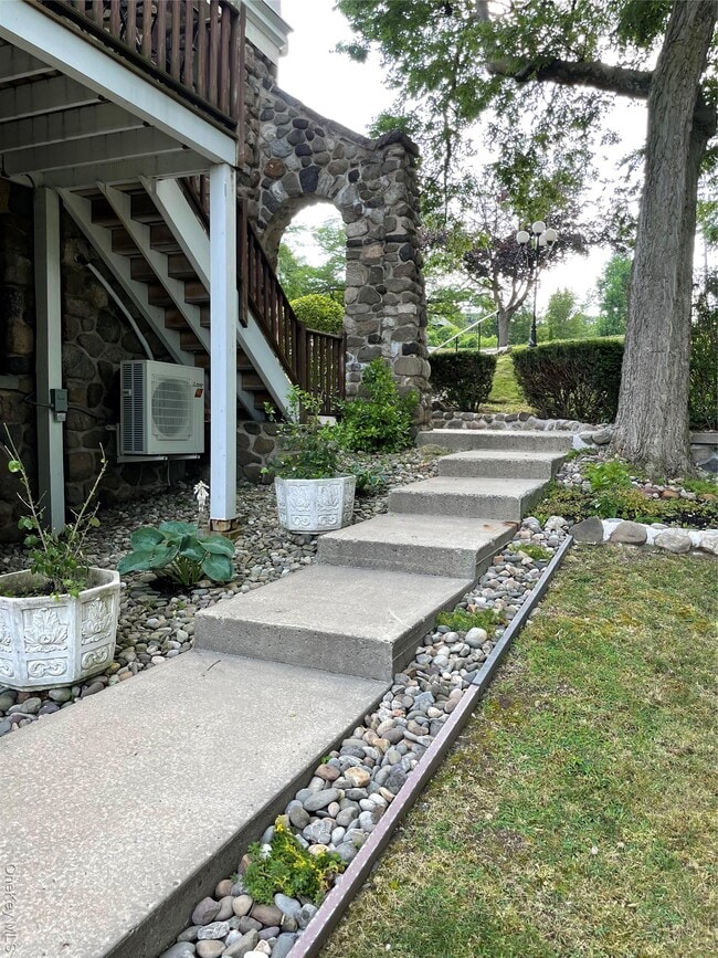 Building Photo - 139 S Broadway