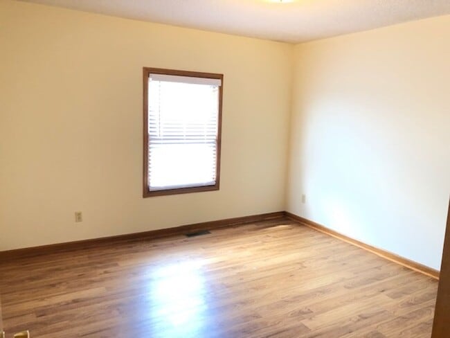 Building Photo - Updated 3bed 2 bath with fenced in yard!