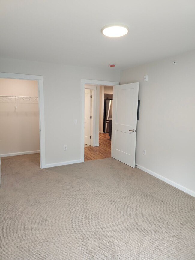 Building Photo - Village at Autumn Pond II:  One Bedroom plus Den with Balcony