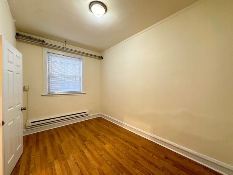 Building Photo - 2536 N Sawyer Ave