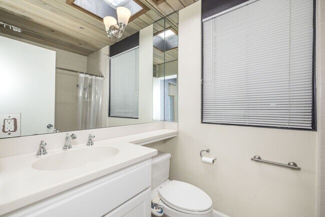 Building Photo - Charming Eichler in Super Desirable Community Center!