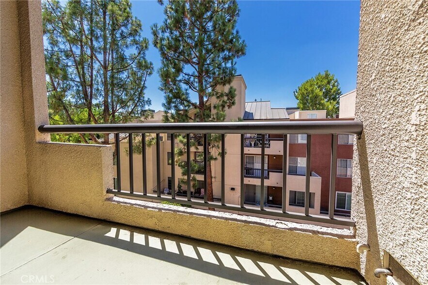 Building Photo - 21450 Burbank Blvd