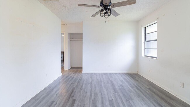 Building Photo - 604 Roselyn Ave