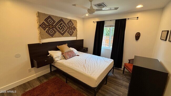 Building Photo - 706 E Whitton Ave