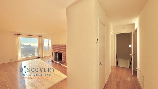 Building Photo - Mid-Century Montclair 3+ Bedroom with Filtered San Francisco Bay Views!