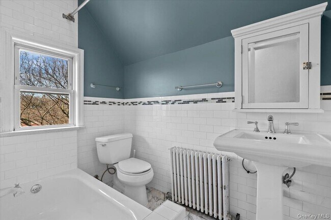 Building Photo - 7 Oak Ave