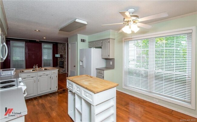 Building Photo - 8917 Glenmora Dr