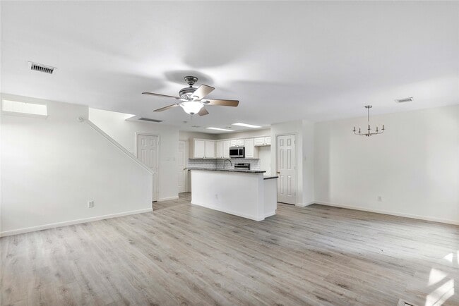 Building Photo - 122 S Walden Elms Cir