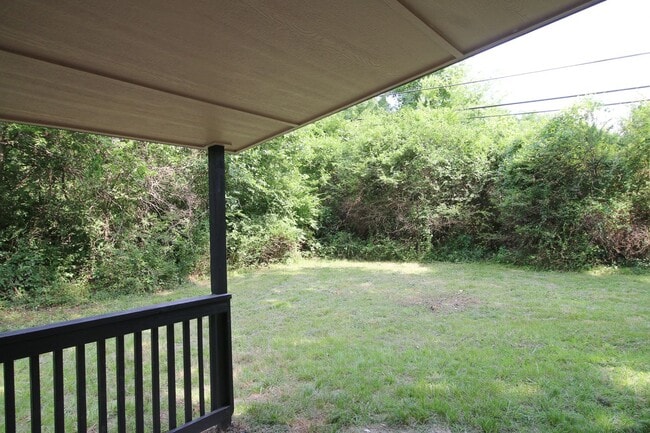 Building Photo - Recently Remodeled 3 Bed 2 Bath!