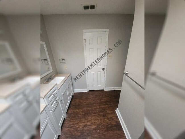 Building Photo - 1805 Dorchester St