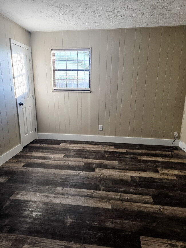 Building Photo - Renovated 1-bedroom, 1-bath apartment featuring a bright, modern layout with stylish updates thro...