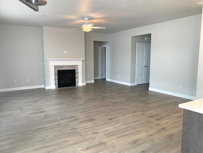 Building Photo - Beautiful newer construction home in Richl...
