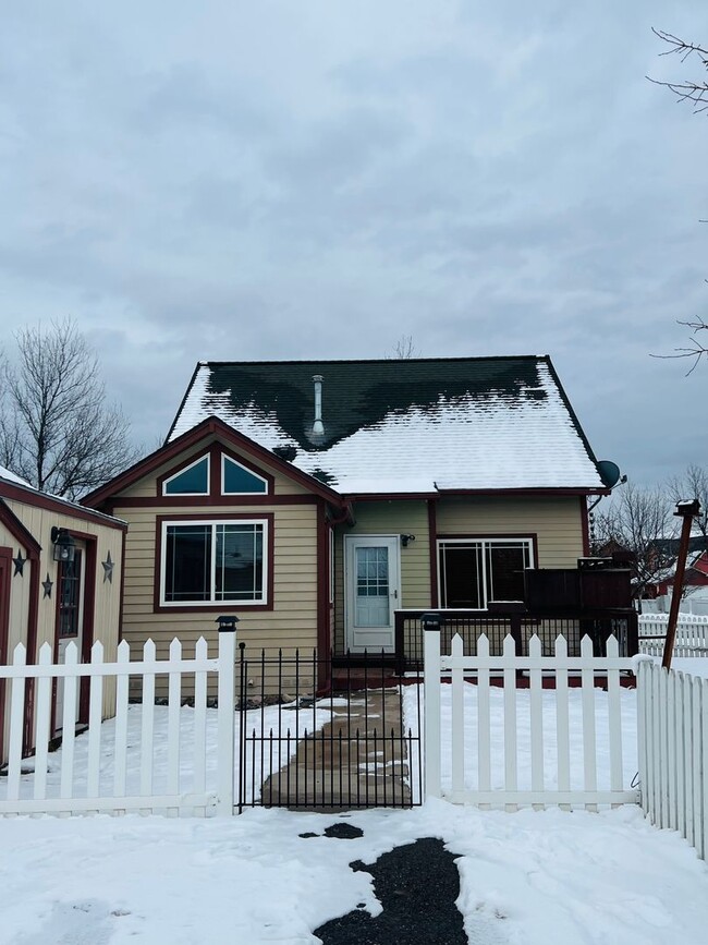 Building Photo - 3 Bed - 2 Bath - Fenced Yard