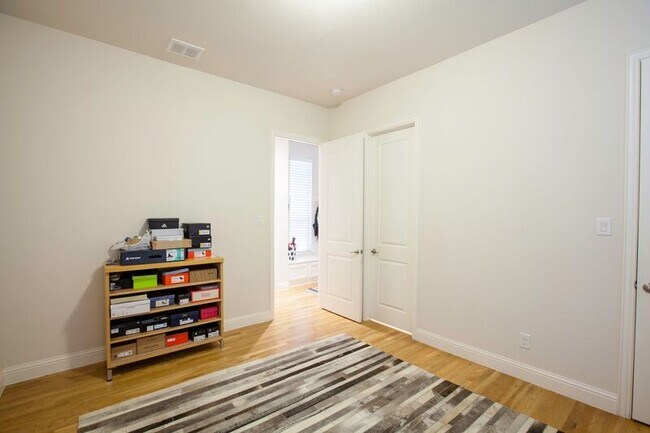 Building Photo - 1614 Thoroughbred Ln