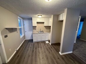 Building Photo - 3 Bedroom/1 Bath House