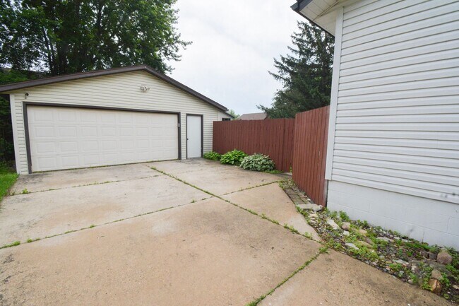 Building Photo - Charming 3-Bed, 2.5-Bath Split-Level Home ...