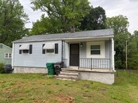 Building Photo - 3 BEDROOM, 1 BATH, 900 SQ FT, GAS HEAT, WINDOW AC