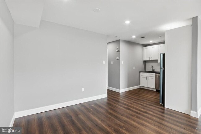 Building Photo - 296 Greenough St