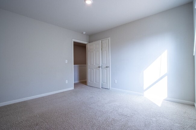 Building Photo - 325 Park W Blvd