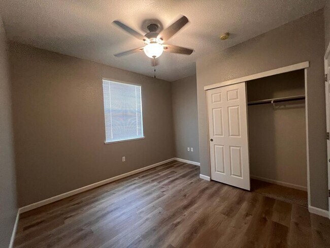 Building Photo - 427 Anchor Ln