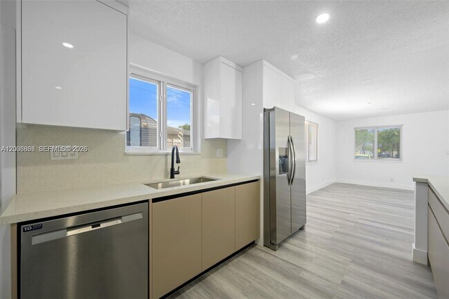 Building Photo - 5580 Plunkett St