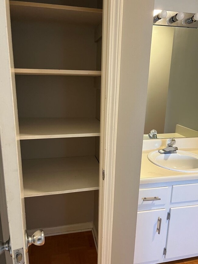 Building Photo - 2 bedroom 1.5 bath townhome