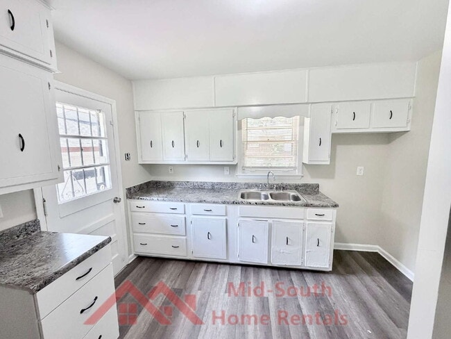 Building Photo - 3284 Parham St