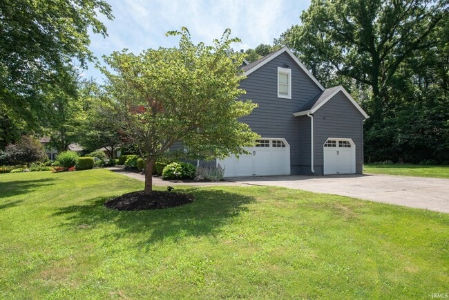 Building Photo - 3801 W Capilano Dr