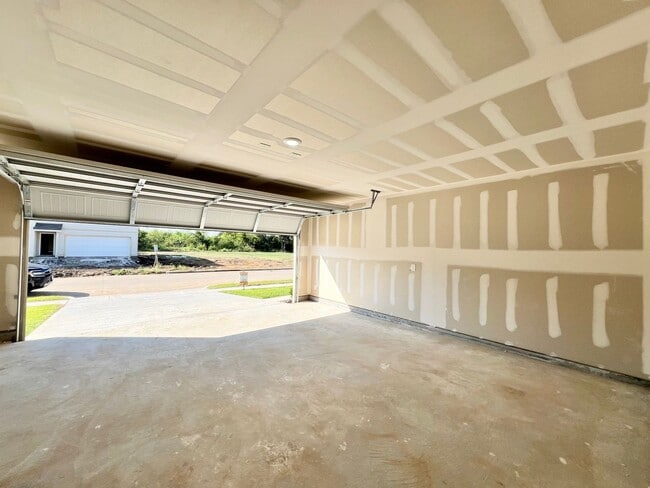 Building Photo - Stunning New Build with 5 Bedrooms & Moder...