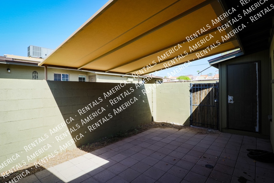 Building Photo - 1850 E Maryland Ave