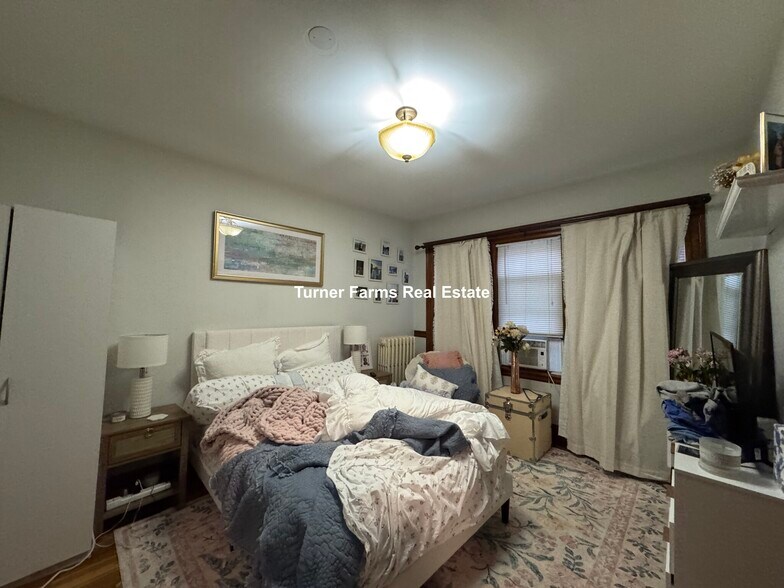 Building Photo - 202 Calumet St