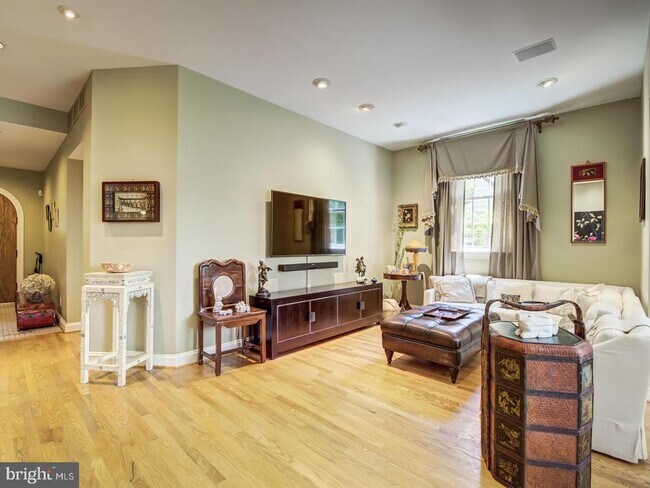 Building Photo - 3808 Cathedral Ave NW