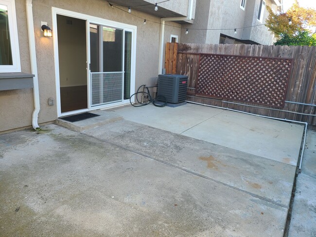 Building Photo - Spacious Two story 3 bed 2.5 baths + 2 car garage in great school district.